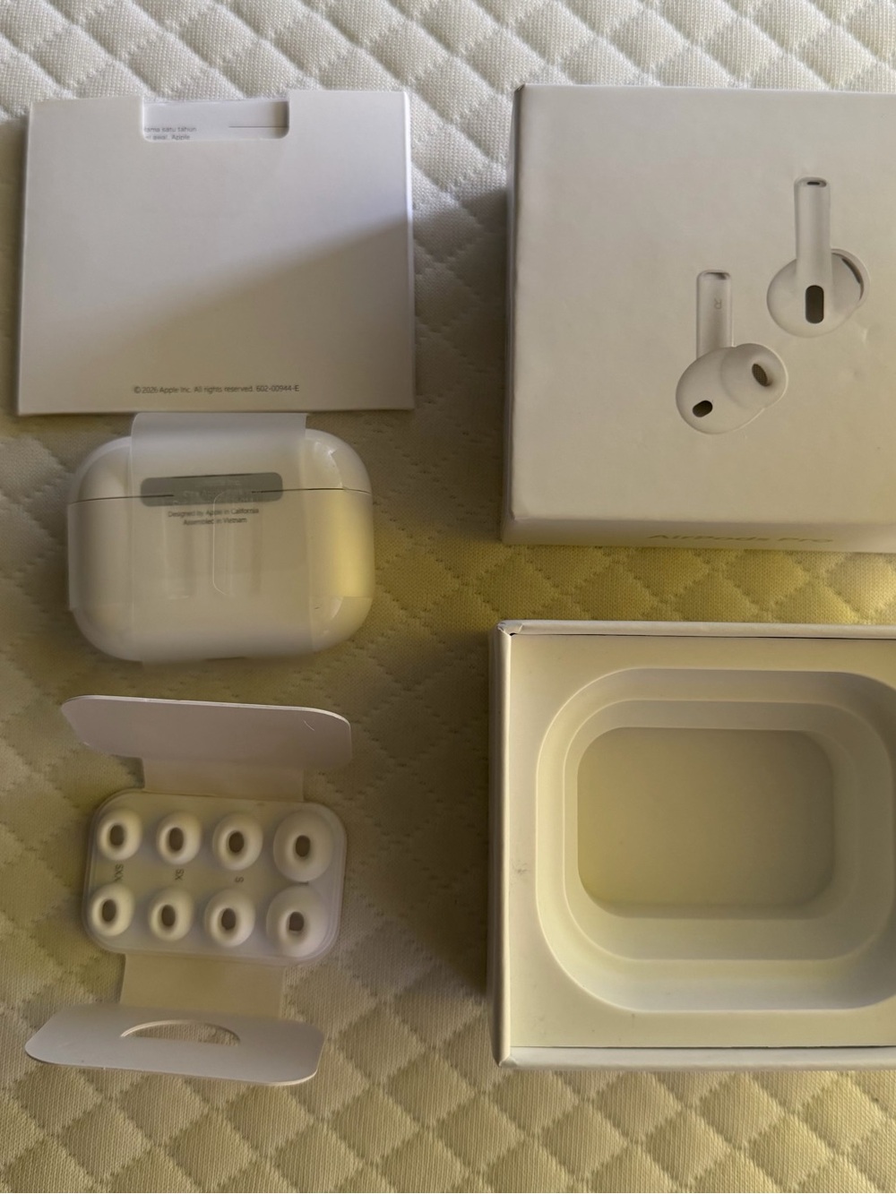 Apple White Wireless Earbuds with White Charging Case and Ear Tips